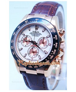 Rolex Daytona Cronógrafo Bisel MonoBlock Cerachrom y Esfera Blanca en Carcasa de Oro Rosa y Correa Marrón